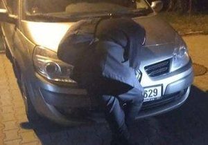Cizího muže na kapotě svého auta našla žena v Břeclavi.