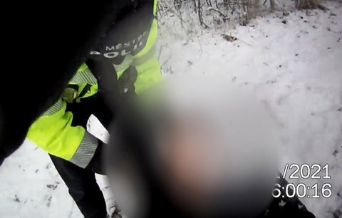 Rodina při procházce zachránila opilce před umrznutím: V závěji mu už modraly rty