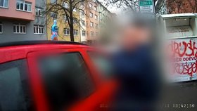 Opilá a zfetovaná řidička (38) v Brně nabourala dvě auta a strom. Vůbec si to neuvědomovala.
