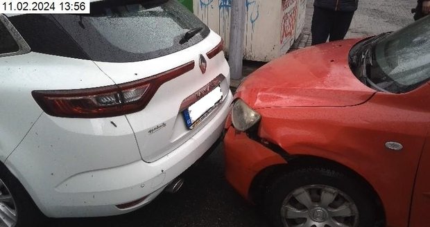 Opilá a zfetovaná řidička (38) v Brně nabourala dvě auta a strom.  Vůbec si to neuvědomovala.