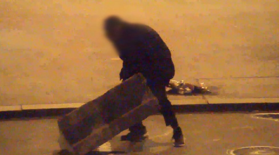 Opilec v Brně (22) manévroval s těžkými betonovými bloky. Za dohledu strážníků je pak musel uklidit.