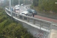 Drsné video z Brna: Řidička dostala na kolejích smyk! Zastavil ji beton, spadla by ze srázu