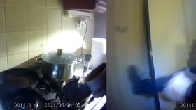Drama v Brně: Strážníci zachránili ze zakouřeného bytu dva muže před udušením