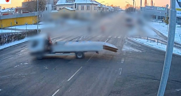 Takto převážel řidič (35) kari sítě, všechny mu cestou vypadly.
