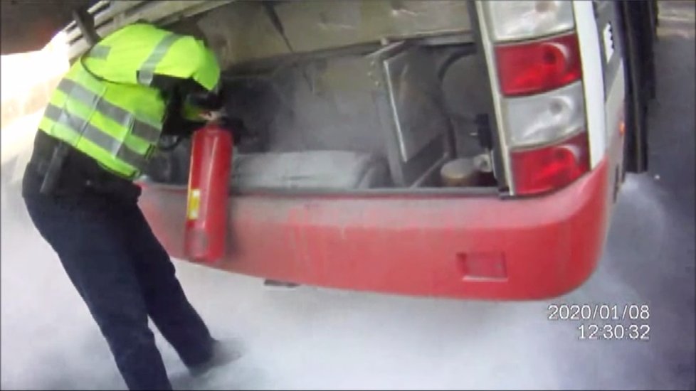 Brněnští strážníci si všimli začínajícího požáru autobusu, v němž seděli. Oheň pak rychle zlikvidovali.