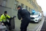 Brněnští strážníci zachránili čtveřici káčat, které vylovili z kanálu.