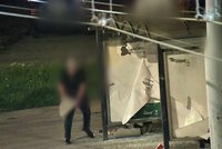Šílenec v Brně: Měl vztek, zdemoloval zastávku MHD! Musí se celá opravit