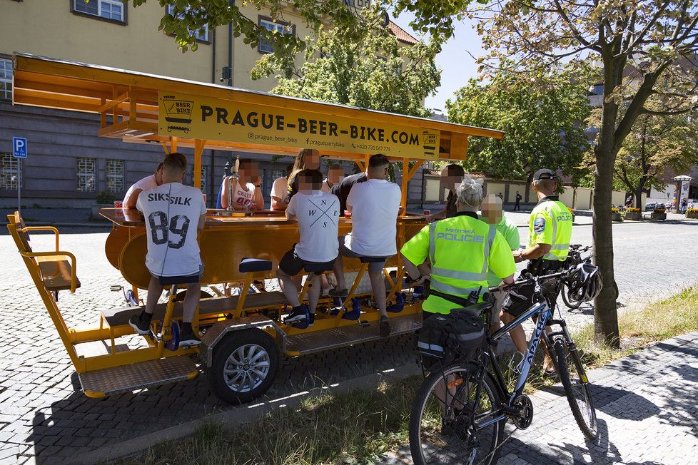 Městská policie hlavního města Prahy si došlápla na beer-bikery