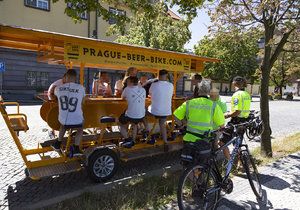 Městská policie hlavního města Prahy si došlápla na beer-bikery.