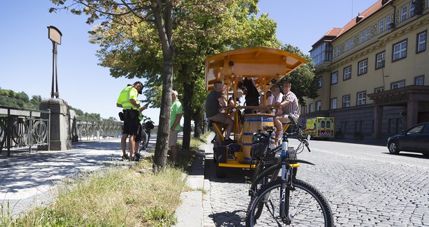 Městská policie hlavního města Prahy si došlápla na beer-bikery