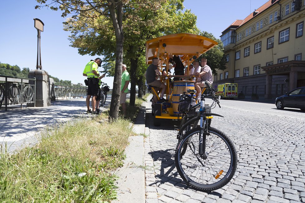 Městská policie hlavního města Prahy si došlápla na beer-bikery