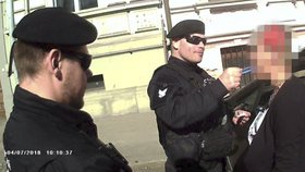 „Plodný“ víkend pražských strážníků: Ulicemi se proháněli zfetovaní řidiči i senior se zákazem řízení