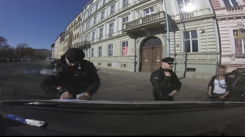 Víkendový kolorit pražských strážníků, řidiči pod vlivem drog a alkoholu.