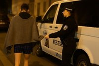 Vešel v kalhotech, vyšel v trenkách! Muž si krátil cestu nočním Cejlem