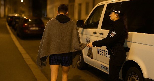 Vešel v kalhotech, vyšel v trenkách! Muž si krátil cestu nočním Cejlem