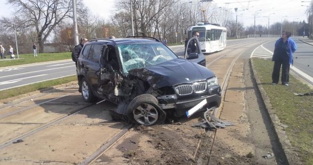 Ostravským strážníkům ujížděl opilý řidič v BMW, při honičce havaroval.