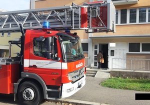 Kuriózní případ z Chrudimi: Syn (2) zavřel maminku v mrazech na balkoně, na místo museli hasiči!