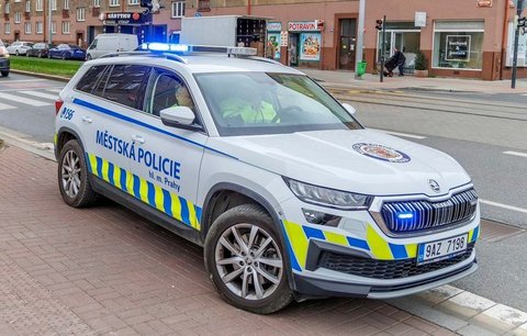 Tři dny bez pomoci! Stařenka (70) z Prahy upadla v bytě a nemohla vstát
