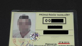 12. dubna strážníci v Praze odhalili taxikáře, co si sám prodloužil oprávnění. Stačil mu k tomu fix.