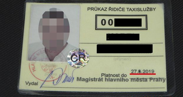 12. dubna strážníci v Praze odhalili taxikáře, co si sám prodloužil oprávnění. Stačil mu k tomu fix.