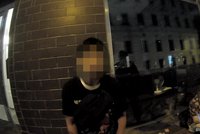 VIDEO: Obrala ho při sexu! Cizinec souložil na ulici v centru Prahy, žena mu zatím z kapsy sebrala peněženku