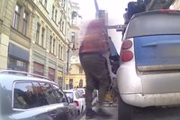 Virvál kvůli přestupku: Mladíkovi v centru Prahy odtahovali auto, zavřel se v něm a odmítal vylézt!