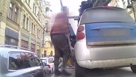 Muž naskočil do odtahovaného auta v centru a odmítal ho opustit.