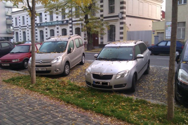 Z tohoto místa byla fabia městskými strážníky odtažena, přestože byla viditelně označena parkovací kartou