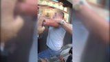 VIDEO: „Já tě znám dobře, ty zm*de!“ Bitku na Smíchově ukončili policisté a celníci