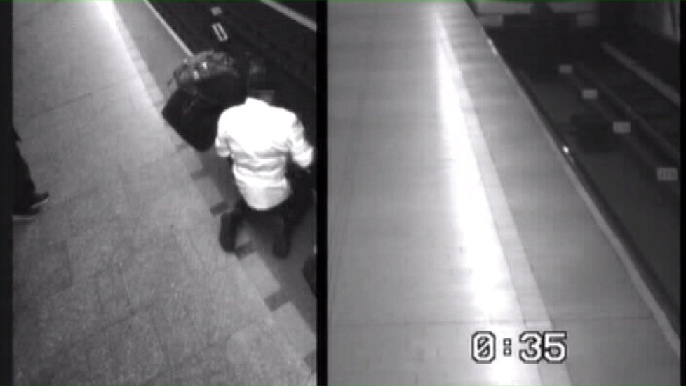 Strážníci městské policie a kolemjdoucí zachránili opilého muže, který spadl do kolejiště metra.