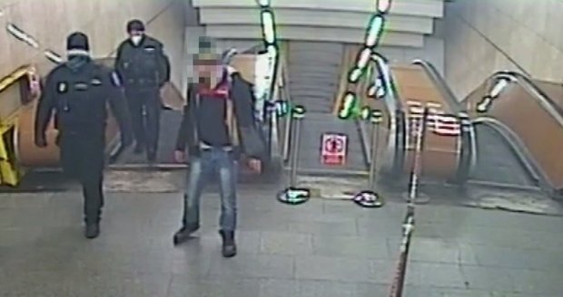 Pražští strážníci se museli zaobírat mužem, který ve stanici metra Můstek neměl roušku. 