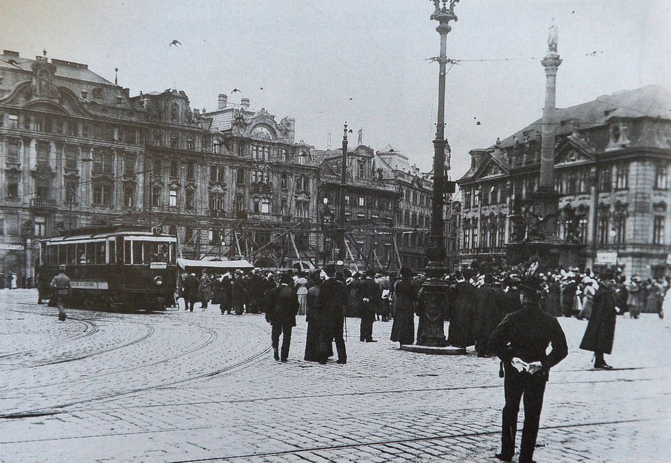 Pražští policisté na Staroměstském náměstí v roce 1910.