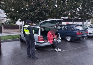Dva muži přespávali v cizím zaparkovaném autě.