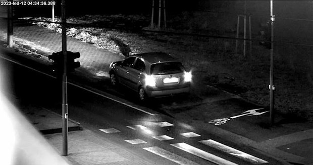 Strážník si při sledování kamerového systému všiml auta, které jelo v protisměru, řídil ho muž (85).