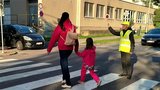 Děti na přechodech ve Znojmě chrání parta penzistů: Respekt od řidičů a 120 Kč/h 