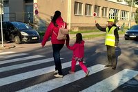 Děti na přechodech ve Znojmě chrání parta penzistů: Respekt od řidičů a 120 Kč/h