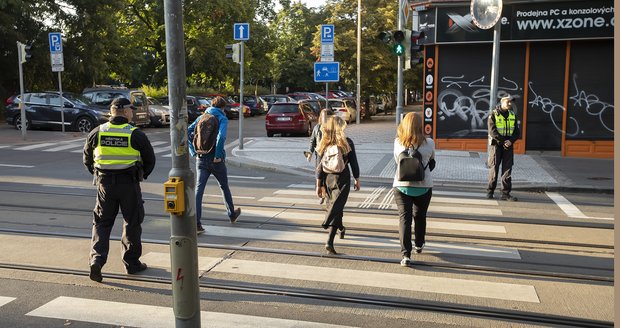 Po letní pauze budou pražští strážníci na přechodech opět dohlížet na bezpečnost dětí