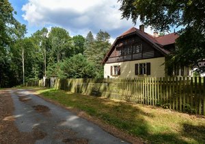 Lesovna Zábělá v Plzni. Památkově chráněný objekt se opravuje.