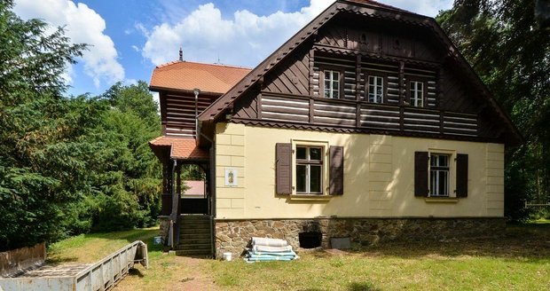 Lesovna Zábělá v Plzni. Památkově chráněný objekt se opravuje.