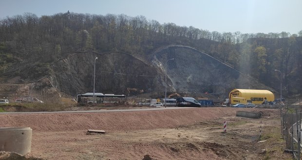 Silničáři odstřelují v Brně skálu, aby mohl vzniknout tunel pro tramvaj.