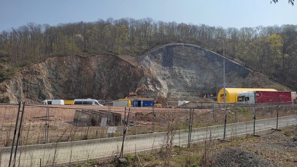 Silničáři odstřelují v Brně skálu, aby mohl vzniknout tunel pro tramvaj.