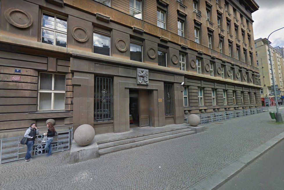 Soud ve Slezské ulici museli kvůli nahlášené bombě vyklidit.