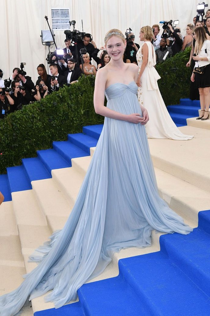 Elle Fanning v róbě Miu Miu