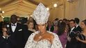 Rihanna v modelu Johna Galliana pro Maison Margiela