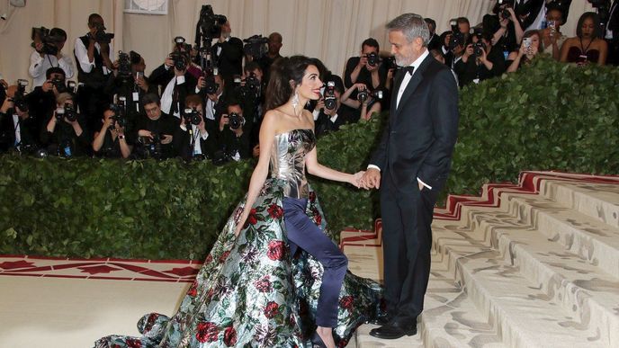 Amal Clooney v róbě Richard Quinn a George Clooney