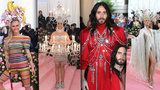 Módní šílenosti na Met Gala: Katy Perry jako lustr, Jared Leto se dvěma hlavami a striptýz Lady Gaga!