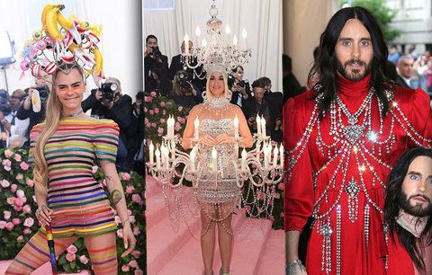 Módní šílenosti na Met Gala: Katy Perry jako lustr, Jared Leto se dvěma hlavami a striptýz Lady Gaga!