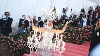 Extravagantní Met Gala: Které celebrity svými kostýmy zbořily hranice fantazie?