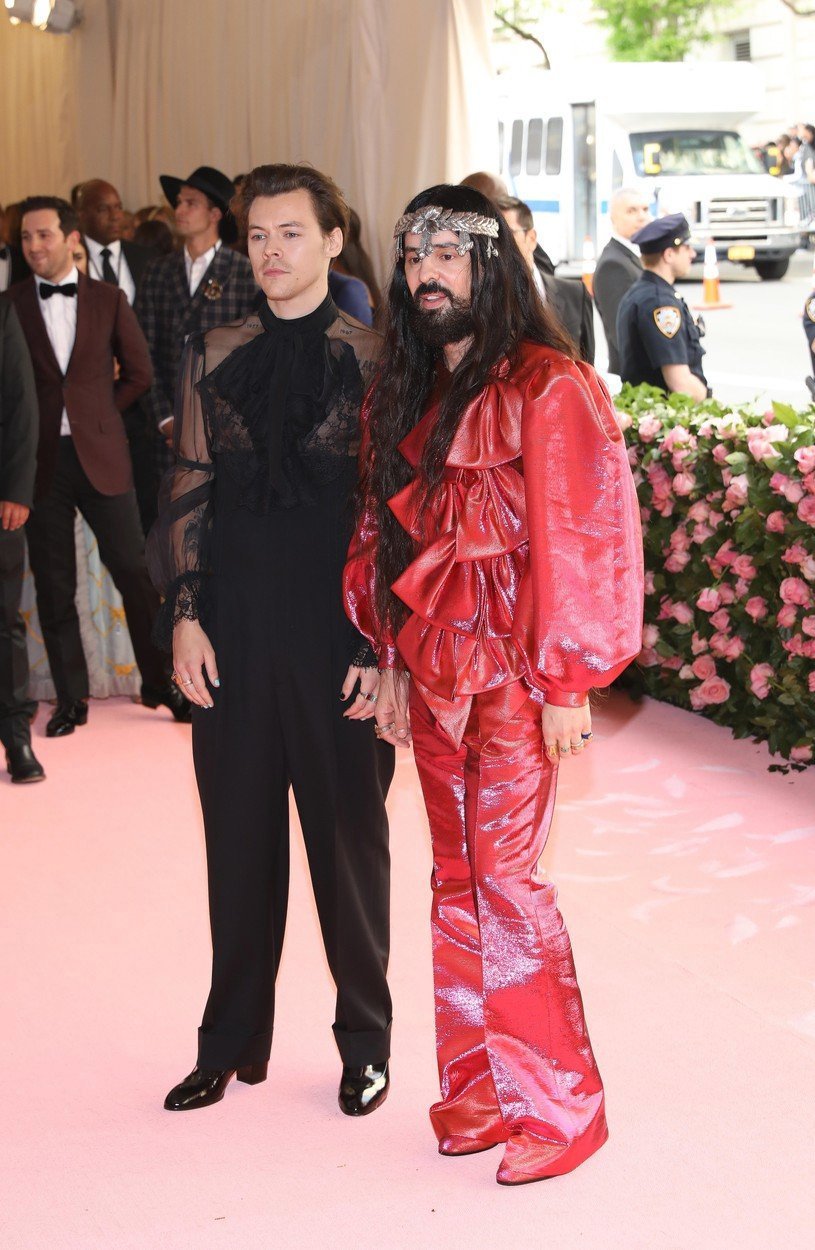 Zpěvák Harry Styles a napravo je Alessandro Michele. Oba v outfitech od Gucciho