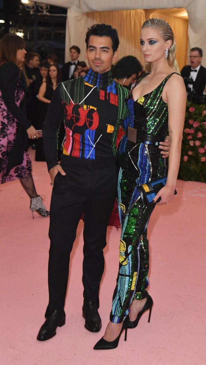 Sophie Turnerová a Joe Jonas v outfitech od Louis Vuitton
